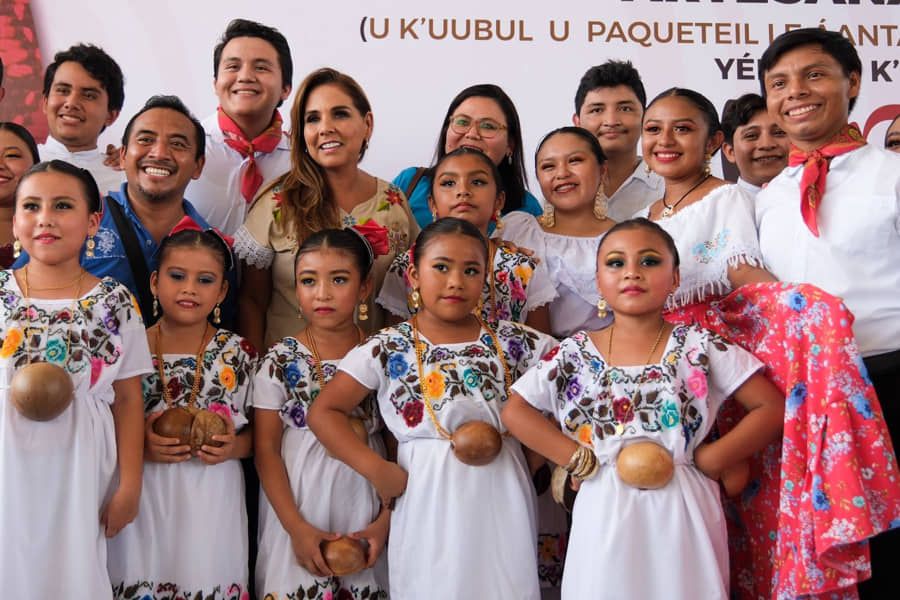 Mujeres artesanas reciben apoyos de gobierno del estado