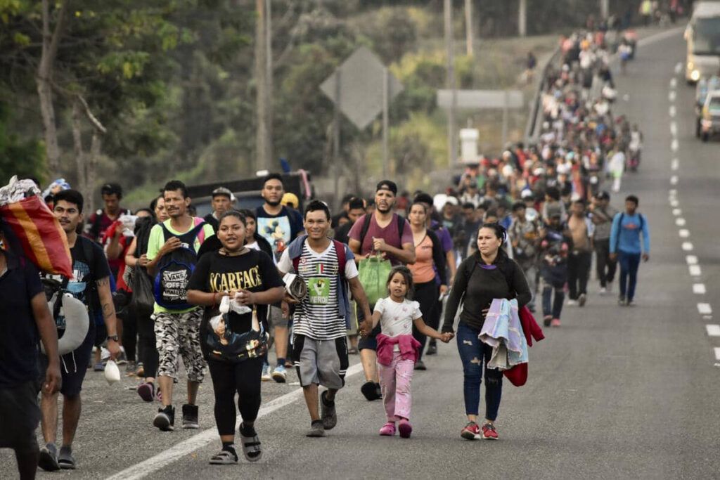 Migrantes bloquean una aduana en el sur de México para presionar por permisos de tránsito