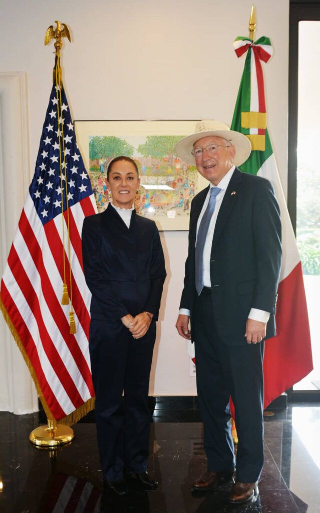 Sostiene Ken Salazar encuentros con Sheinbaum y Gálvez