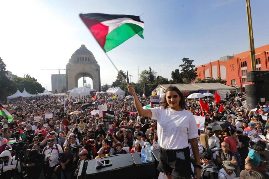 Cientos de activistas marchan en favor de Palestina frente a la Embajada de EE.UU. en México