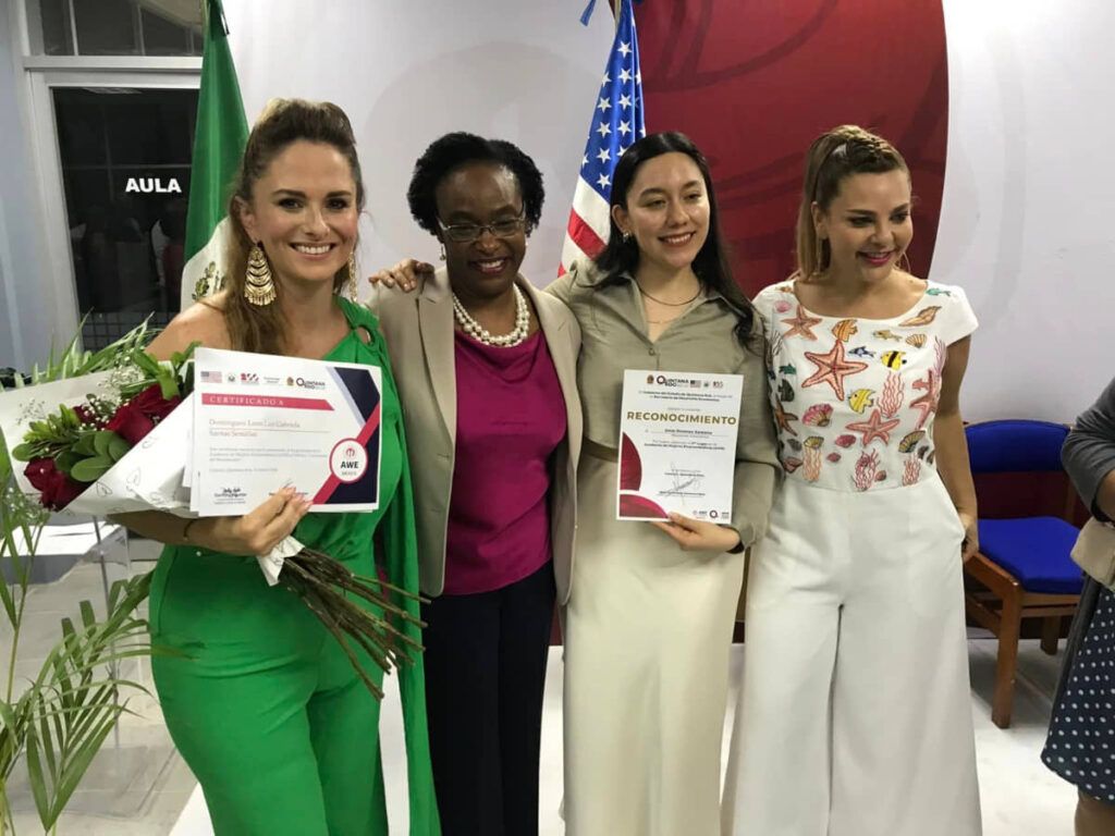 Se gradúa primera graduación de mujeres de la Academia Emprendedoras AWE