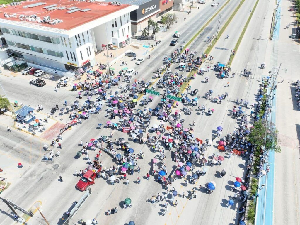 Maestros Marchan en Playa del Carmen y Bloquean Brevemente la Carretera Federal 307