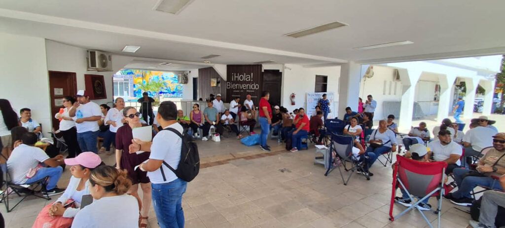 Maestros protestan en Playa del Carmen contra reforma que afecta a todos los trabajadores del Estado